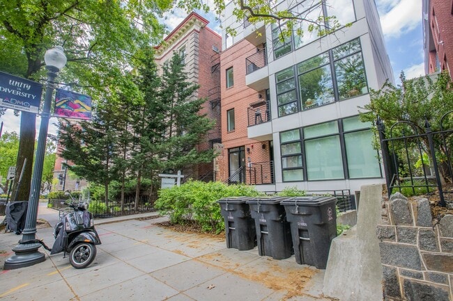 Building Photo - Stunning 2 BR/2 BA Condo in Lanier Heights!