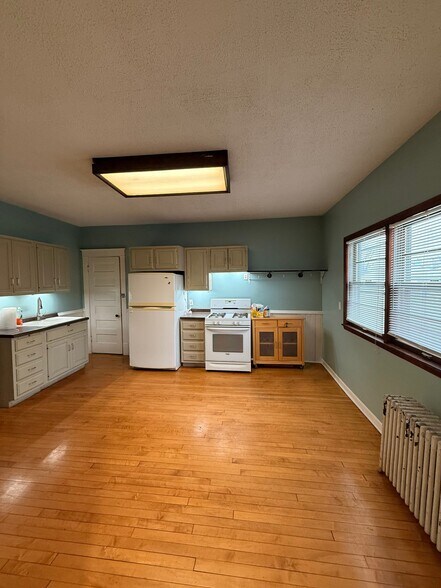 Building Photo - 869 Geranium Ave E