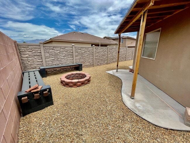 Building Photo - Pet-Friendly Three Bedroom Home in Riversi...