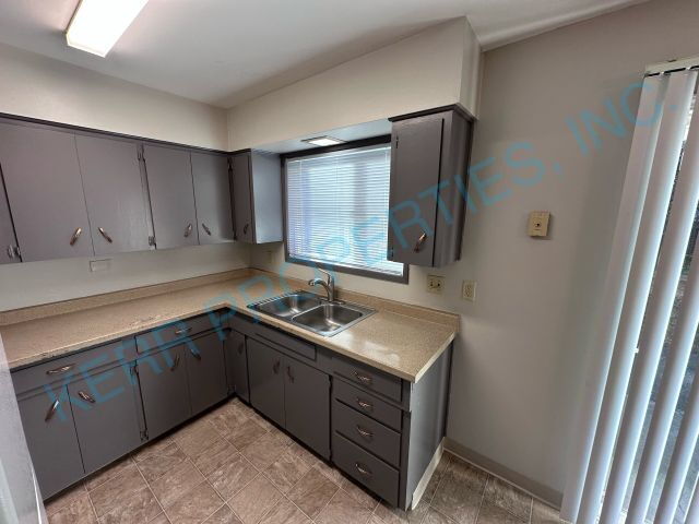 Building Photo - 5425 SE 17th Ave