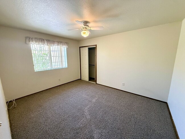 Building Photo - Spacious 3BR Cul-de-Sac Home with Bonus Room, New Carpet & Split Floor Plan!