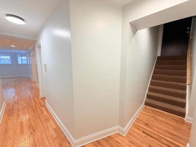 Building Photo - 1416 W Lunt Ave