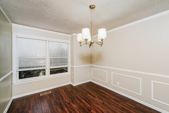 Building Photo - 800 Dunwoody Ln