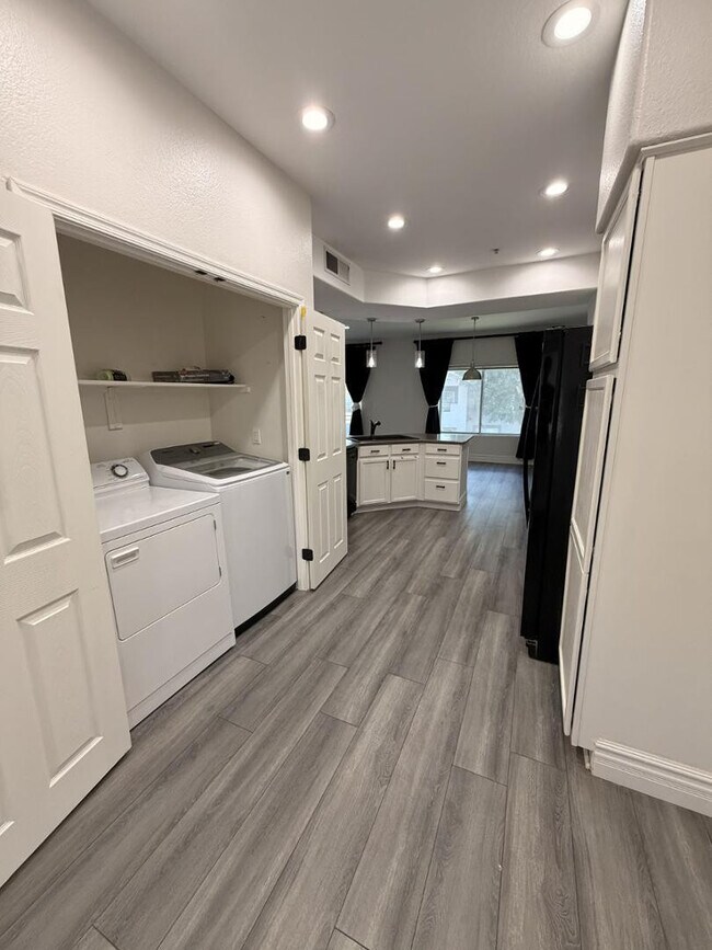 Building Photo - 7401 W Arrowhead Clubhouse Dr