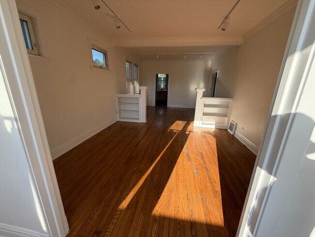 Building Photo - 472 N Larch Ave