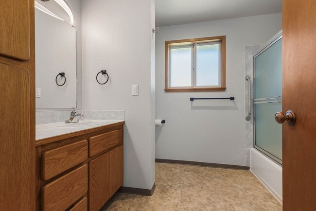 Building Photo - 517 Pecks Dr