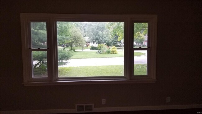 Building Photo - 1025 Hillcrest Rd