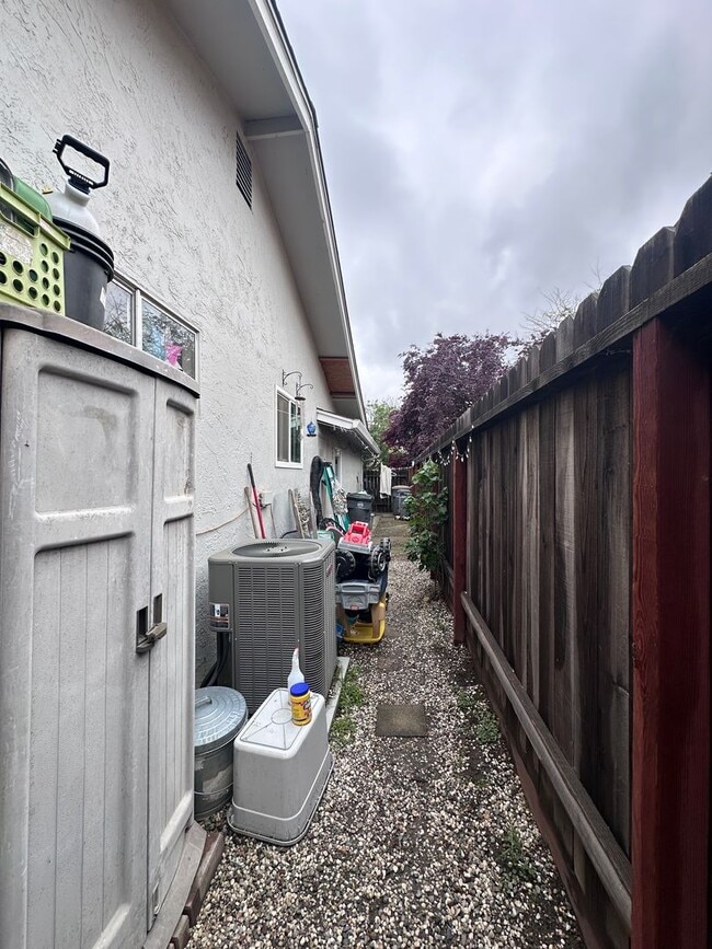 Building Photo - 1506 Manzanita Ln