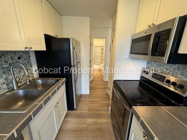 Building Photo - 400 S Saliman Rd