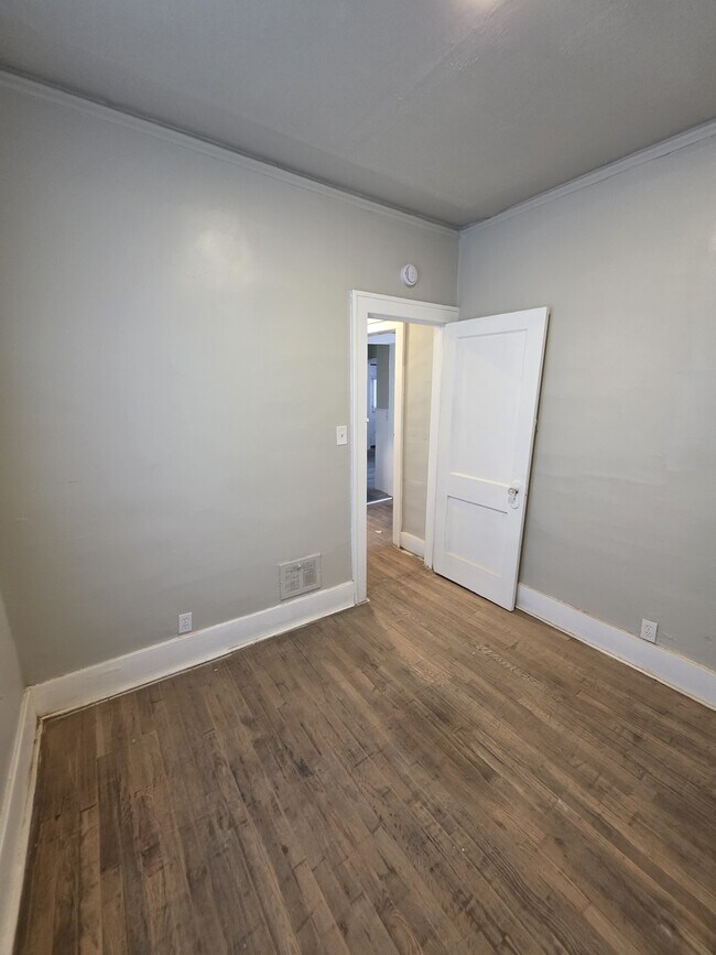 Building Photo - 15448 Log Cabin St