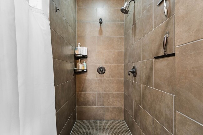 Building Photo - This luxurious townhouse on Cherry St.