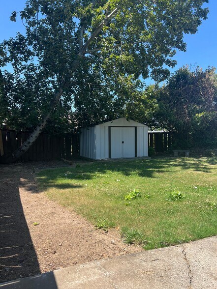 Building Photo - 1577 NE 237th Ave