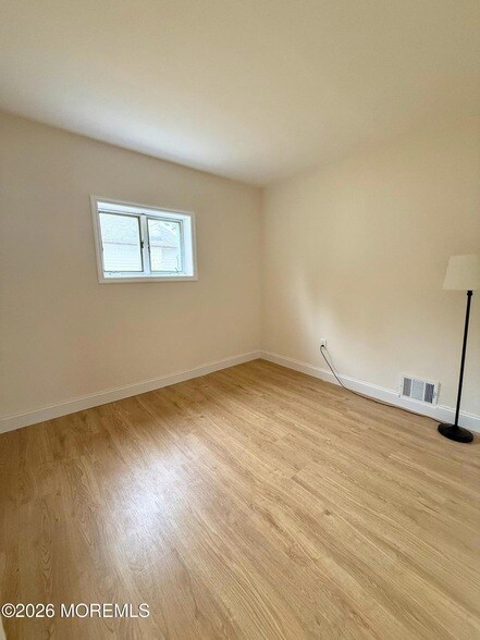 Building Photo - 484 Bara St