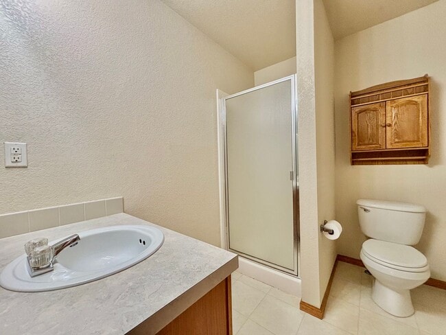 Building Photo - Beautiful Duplex with Attached Garage and ...