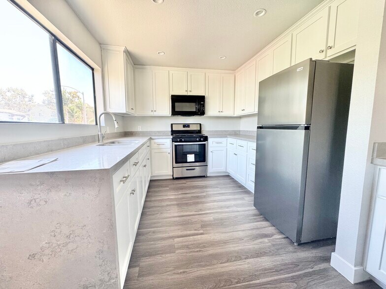 Building Photo - 619 N Kingsley Dr