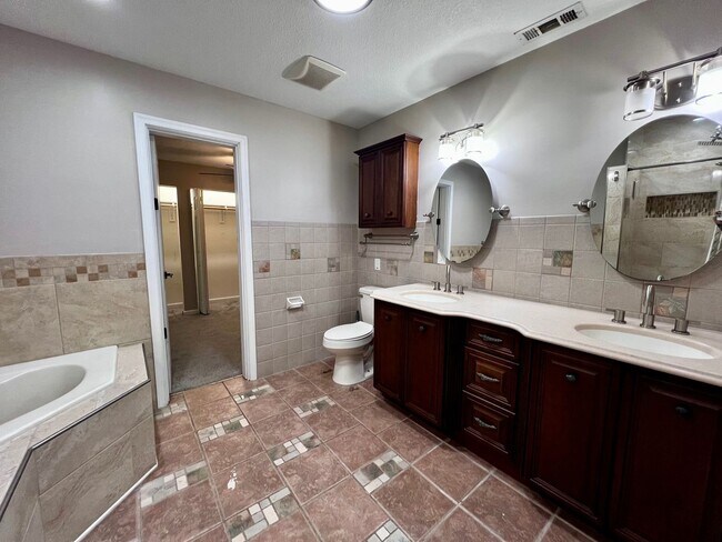 Building Photo - 684 Orangewood Dr