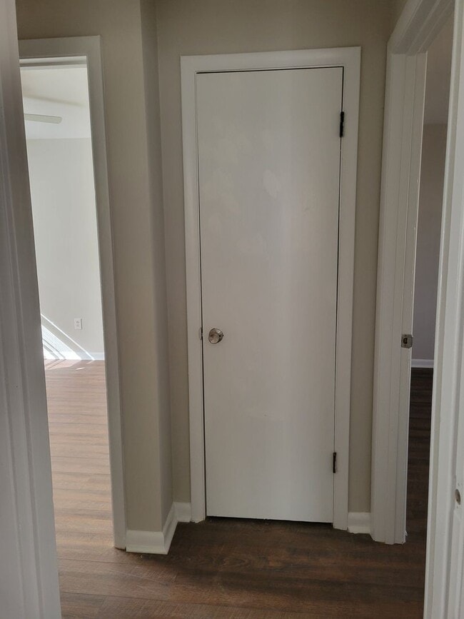 Building Photo - 2 bedroom 1 bath duplex!