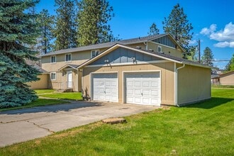 Building Photo - 2 bed 1 bath apartment (4plex building)