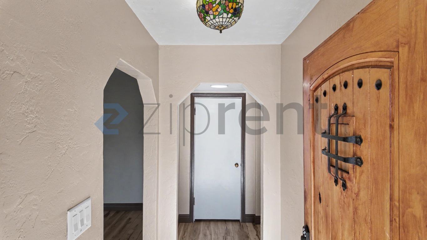 Building Photo - Unit Main House