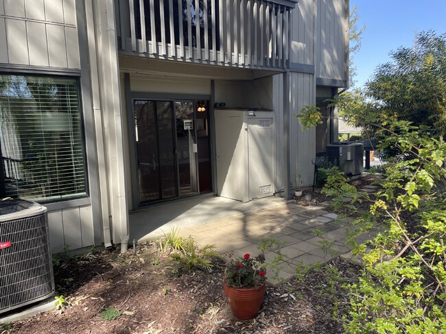 Building Photo - Modern and Serene 3-Bedroom Townhouse with...