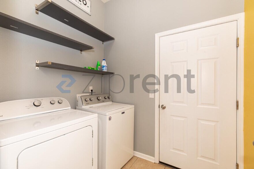 Building Photo - Unit 112