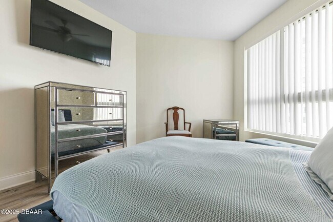 Building Photo - 231 Riverside Dr