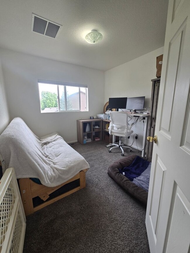 Building Photo - Updated 3BR Townhouse with Garage Availabl...