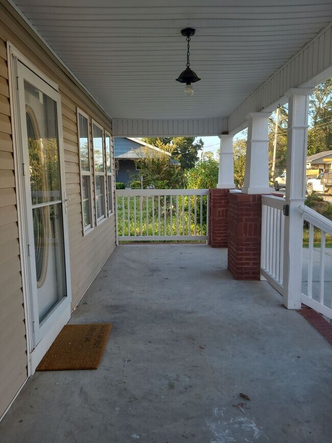 Building Photo - Newly Available 3 Bedroom 2 Bathroom in Do...