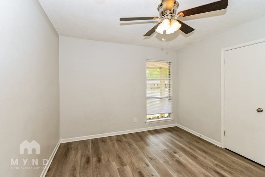 Building Photo - 2890 Briarwood Dr