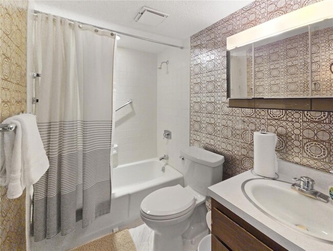 Building Photo - 553 Fairways Cir