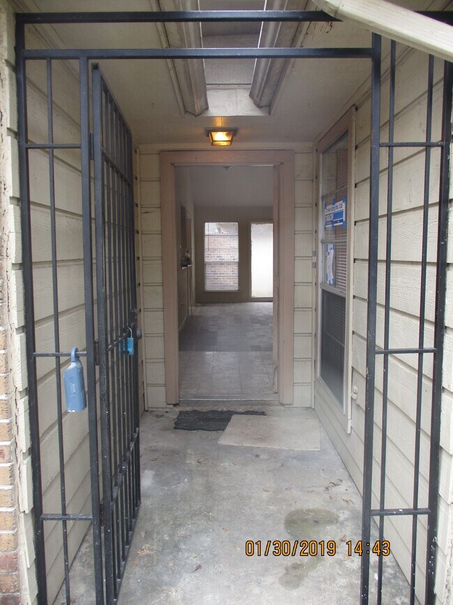 Building Photo - 10822 Lynbrook Dr