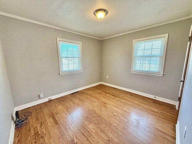 Building Photo - Adorable & Completely Remodeled 2 bedroom - Live Security Deposit Free with Obligo