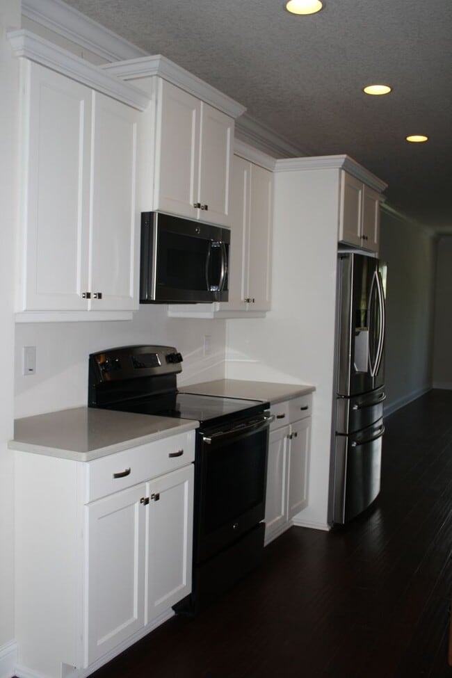 Building Photo - Beautiful Townhome on Peaceful Conservatio...