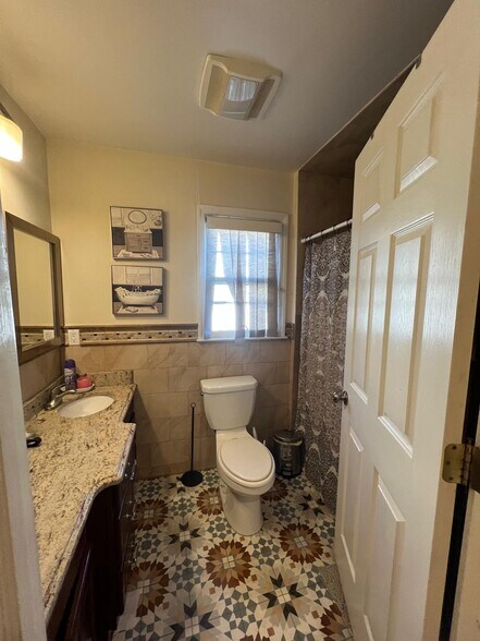 Building Photo - 1444 Esterbrook Ave