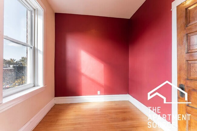 Building Photo - 2042 W Armitage Ave