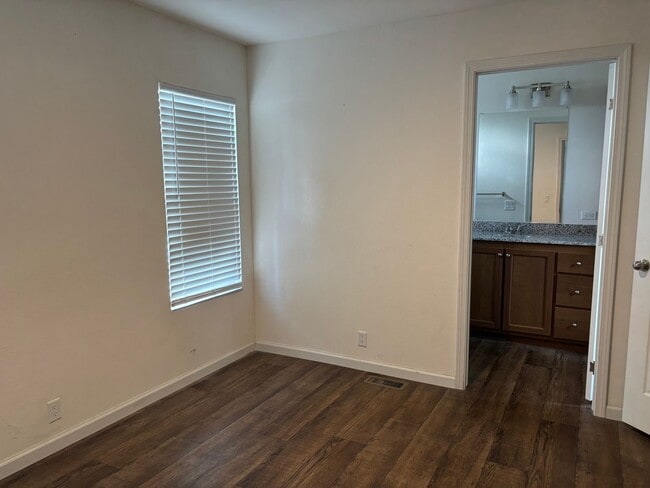 Building Photo - Terrific detached 2/2 Unit with full Priva...