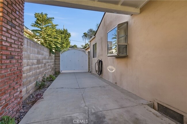 Building Photo - 10832 Huston St