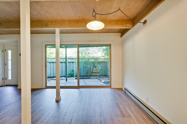 Building Photo - 2 Bedroom 1 Bath Two Story Townhome