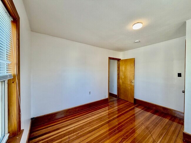 Building Photo - 156 Main St