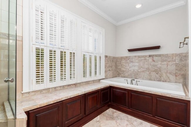 Building Photo - 656 Yorkshire Rd NE