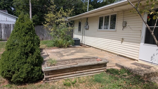 Building Photo - Three-Bedroom Home With Spacious Yard