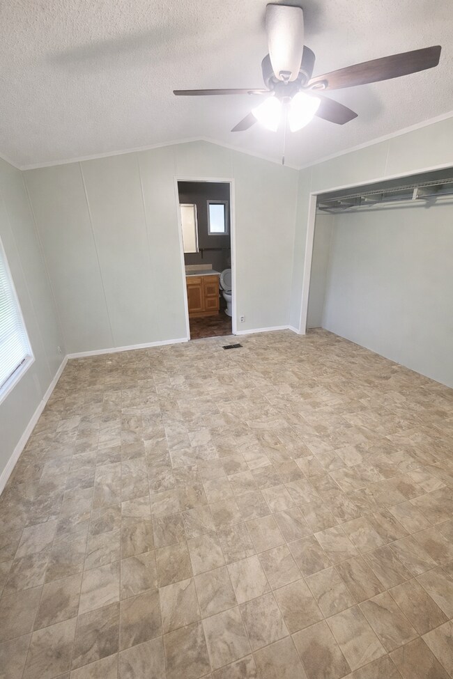 Building Photo - Charming 2BR / 2BA Home in Quiet Silver Springs Neighborhood