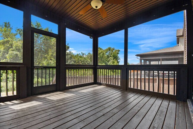 Building Photo - Pet Friendly Three Bedroom with Bonus!