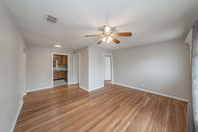 Building Photo - Updated home in Arlington Heights!