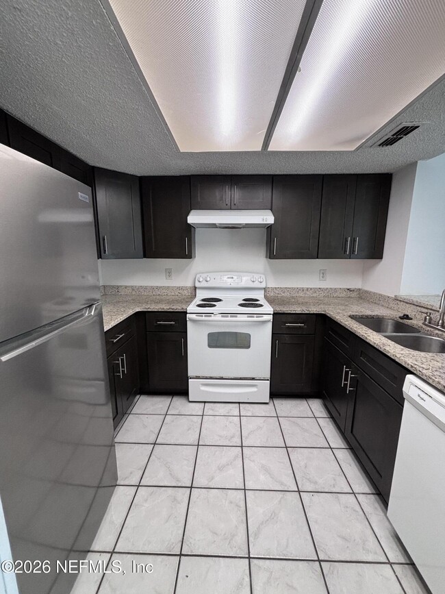 Building Photo - 221 6th St S