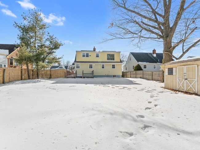 Building Photo - Charming Woodbury Home with Enclosed Backyard & Deck