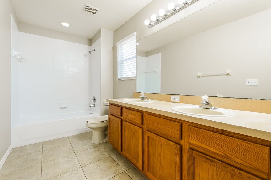 Building Photo - 2402 Ashecroft Dr