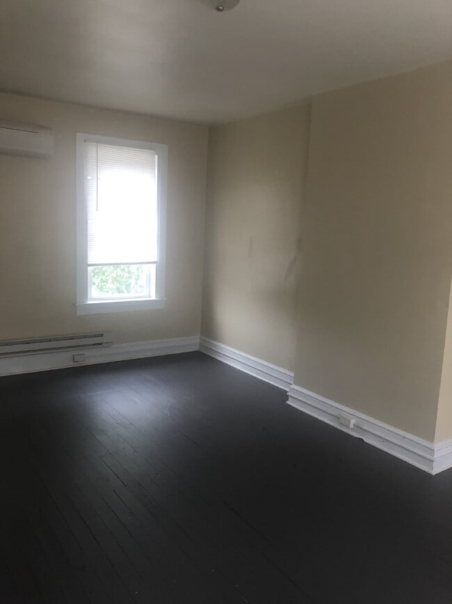 Building Photo - Move in ready!! Charming 4 Bedroom home!!