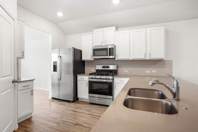 Building Photo - Spacious 3/2 in Kyle with oversized garage