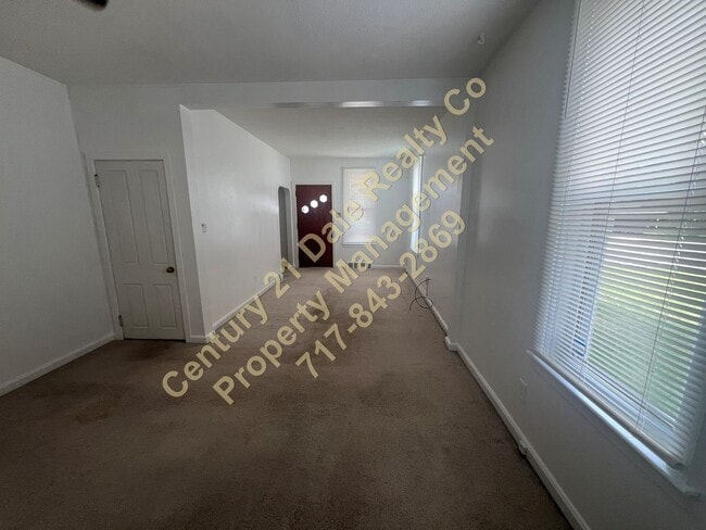 Building Photo - 2 Bedroom 1 Bath apartment with off street...